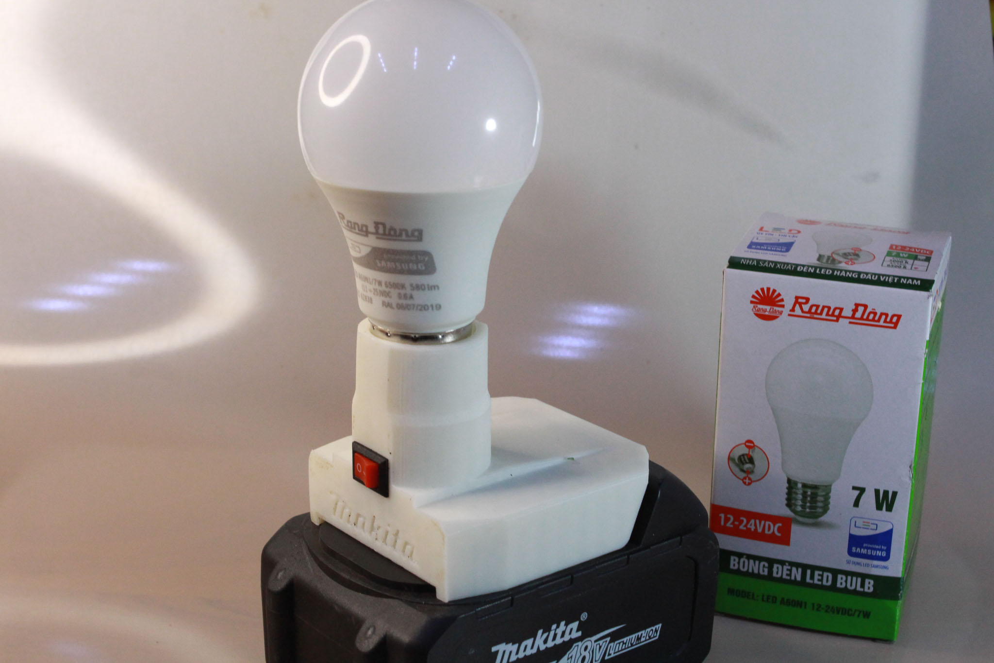 Đế đèn led thắp sáng dùng pin Makita 18v