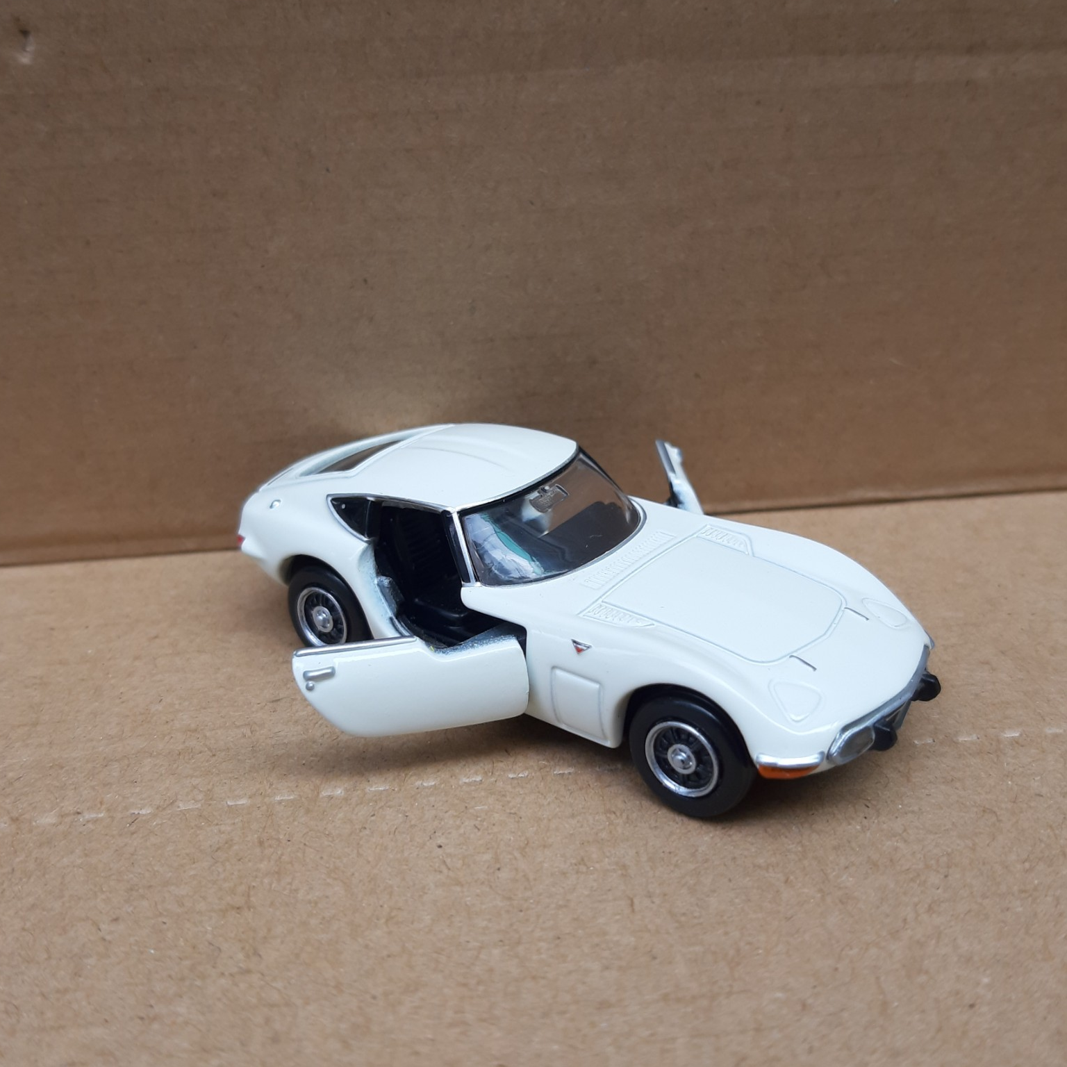Xe mô hình Tomica - (Thanh Lý Xe bị lỗi sơn nhẹ) Xe Toyota 2000GT Premium màu trắng mở được cửa giá rẻ