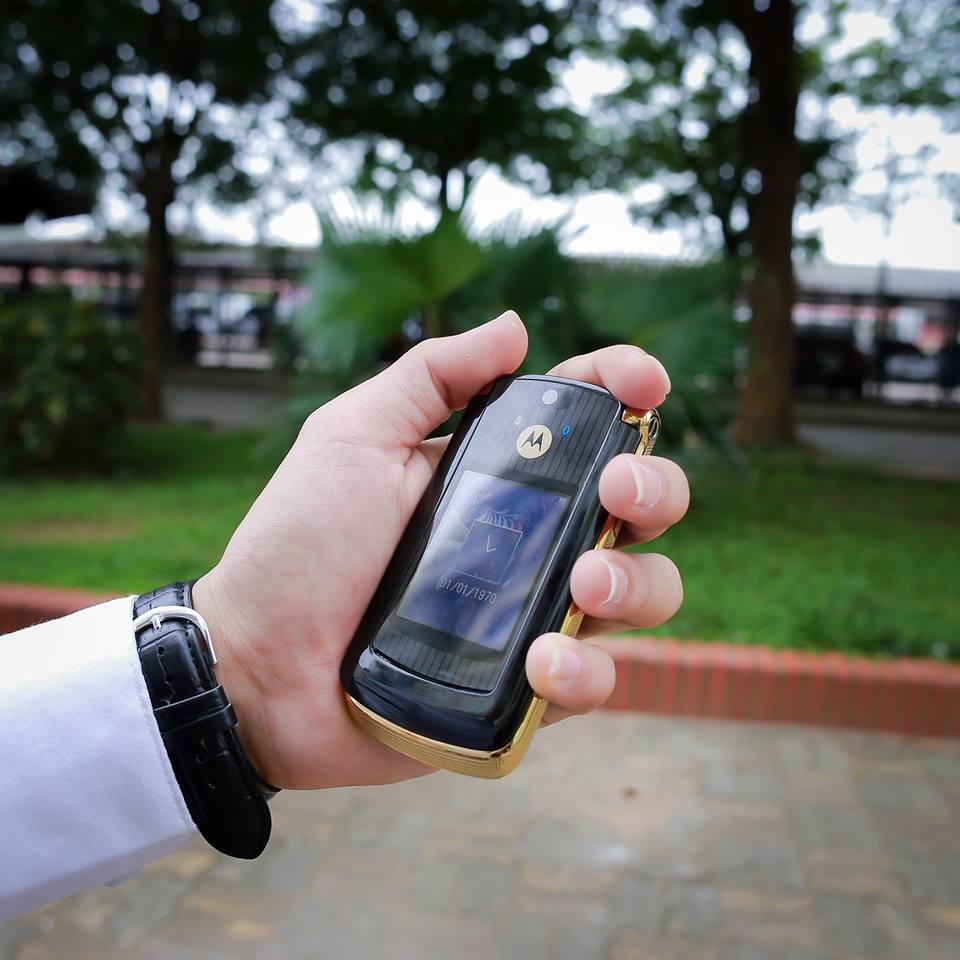 Điện Thoại Motorola V8 Gold nắp gập