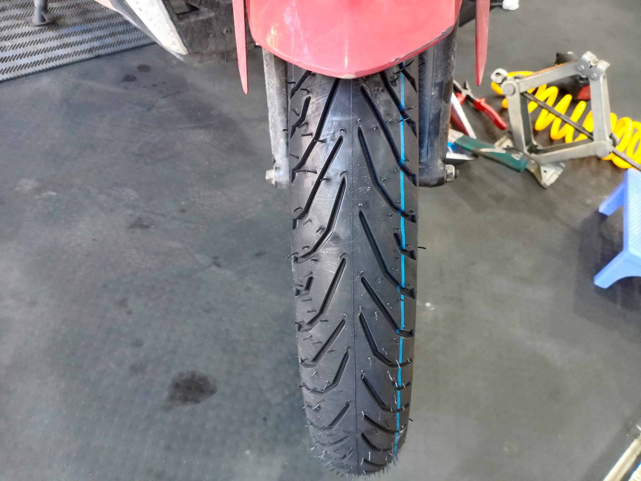 Vỏ Pirelli 70/90-17 gắn được cho bánh trước hầu như tất cả loại xe số phổ thông 150001