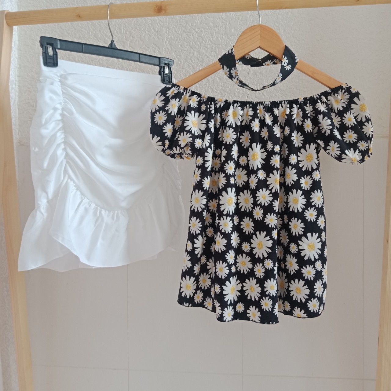 Set áo hoa cúc trễ vai chân váy dúng kiểu