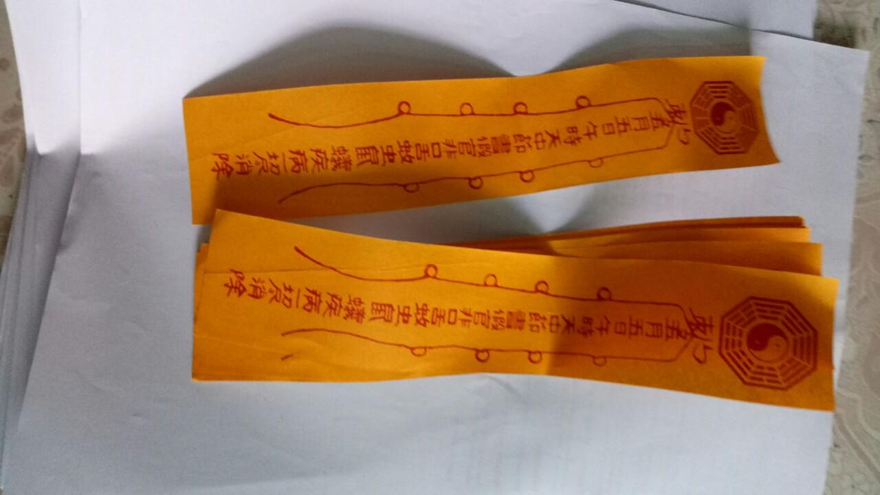 giấy dán trước cửa trừ ám khí vào nhà