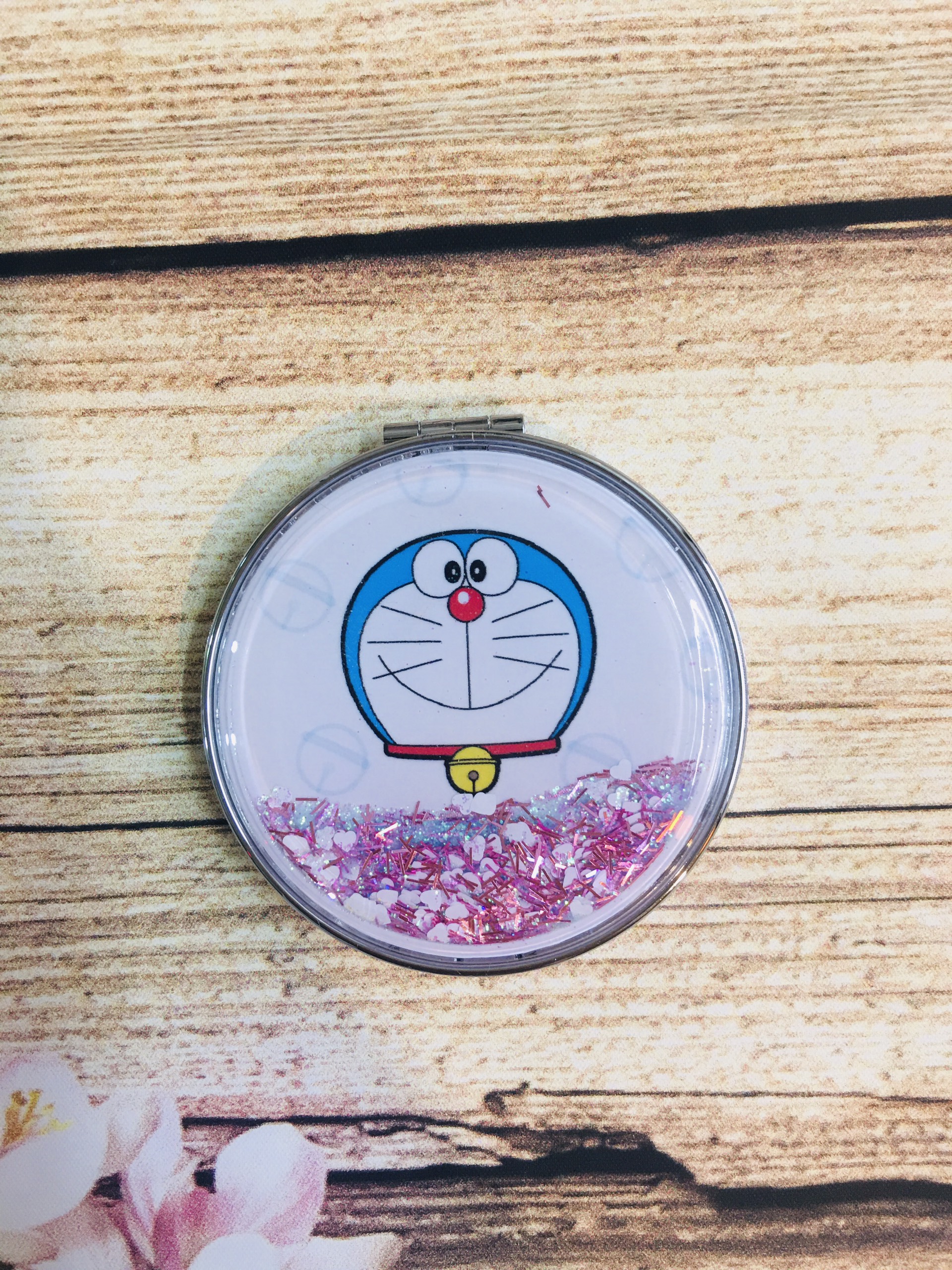 Gương trang điểm mini 2 mặt kim tuyến tròn hình Đô Rê Mon - SakuraShop