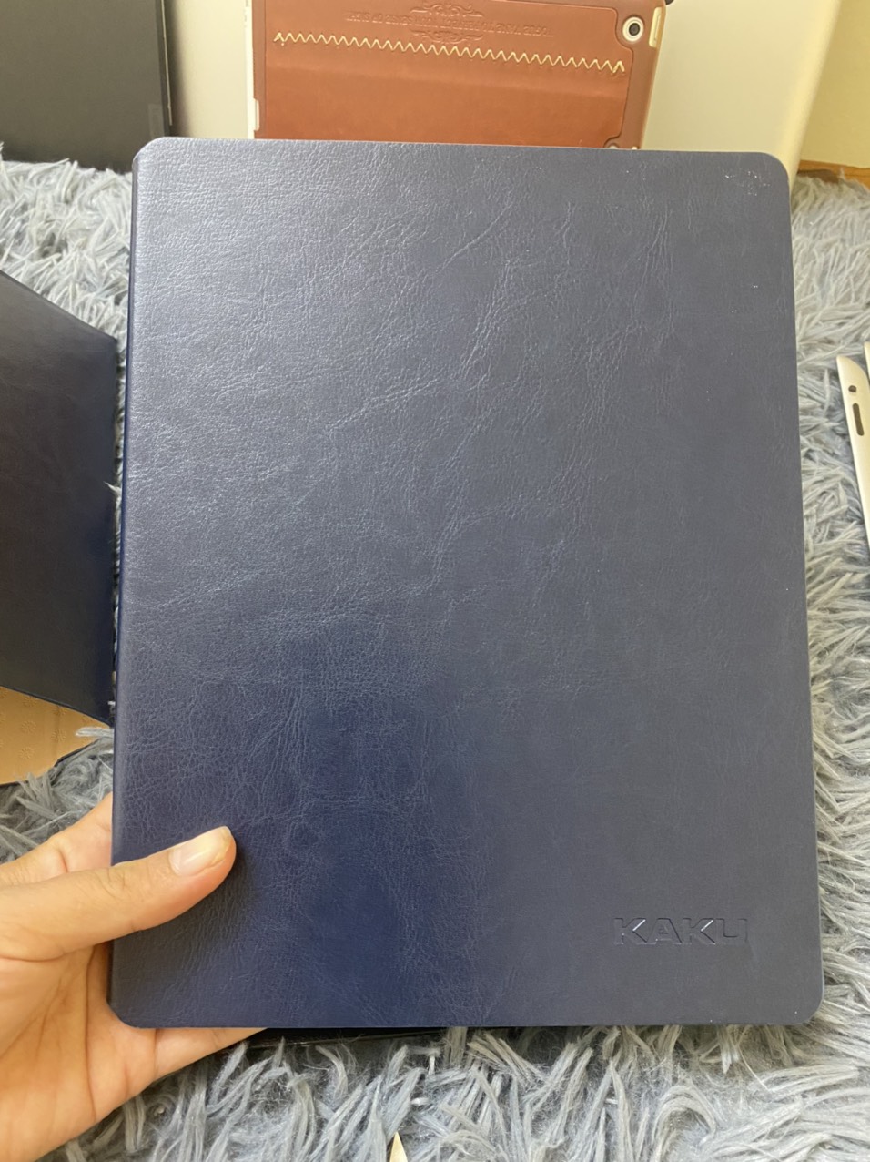 bao da kaku / Kuke cho ipad 2 ipad 3 ipad 4  tích hợp chân đế, từ tính tắt mở cảm ứng máy giá rẻ