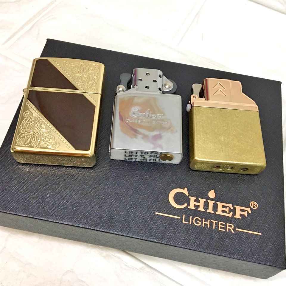 BẬT LỬA HỘT QUẸT ZIPO CHIEF 2 RUỘT 3 LỬA HOA VĂN VÀNG ĐEN TẶNG KÈM CHAI XĂNG (1 RUỘT ZIPPO XÀI XĂNG - 1 RUỘT 2 LỬA XÀI GAS)
