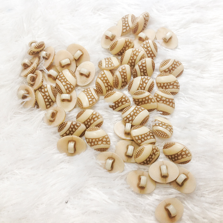 Plastic buttons, plastic buttons, cute heart plum flower resin buttons on garment scrapbook decor