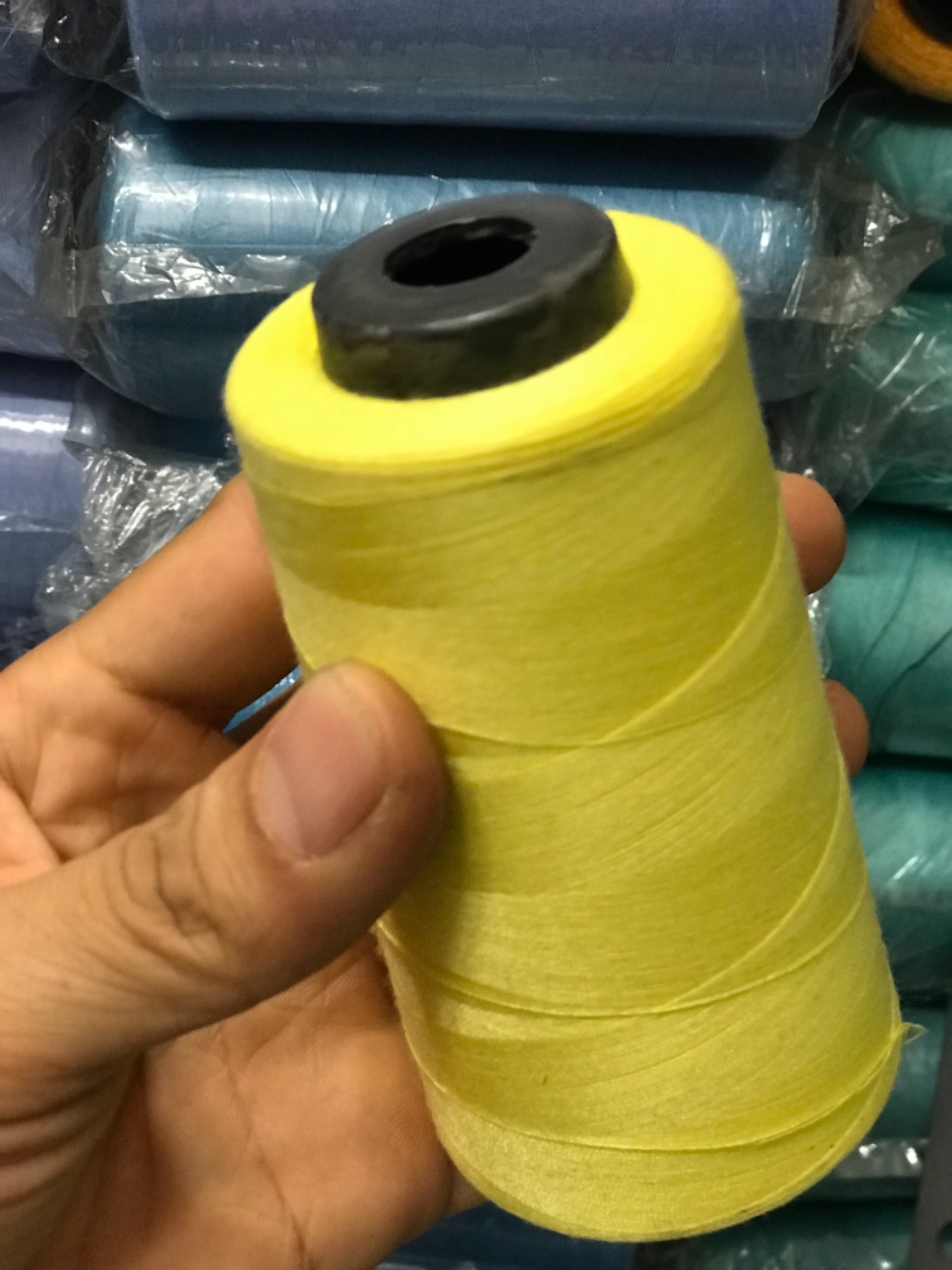 12k/cuộn Chỉ may màu vàng nhạt 40/2