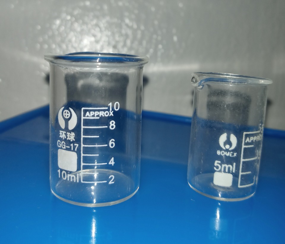 Cốc thủy tinh có mỏ 10ml