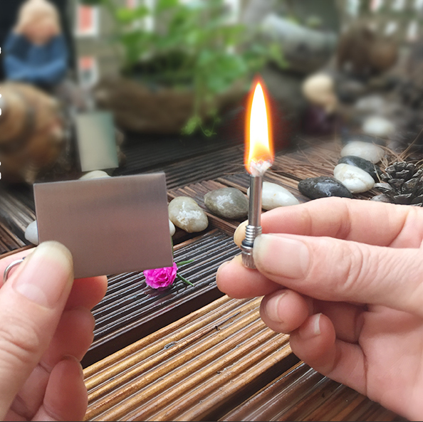 Hộp quẹt diêm xăng vuông sinh tồn (màu bạc)