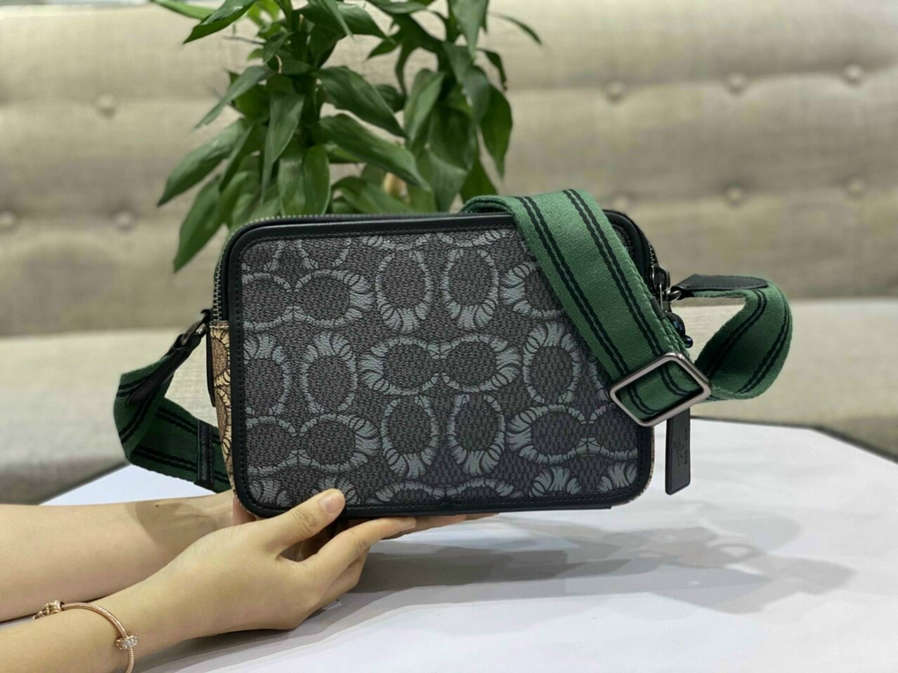 Túi đeo chéo Co.ach Charter Crossbody C0121