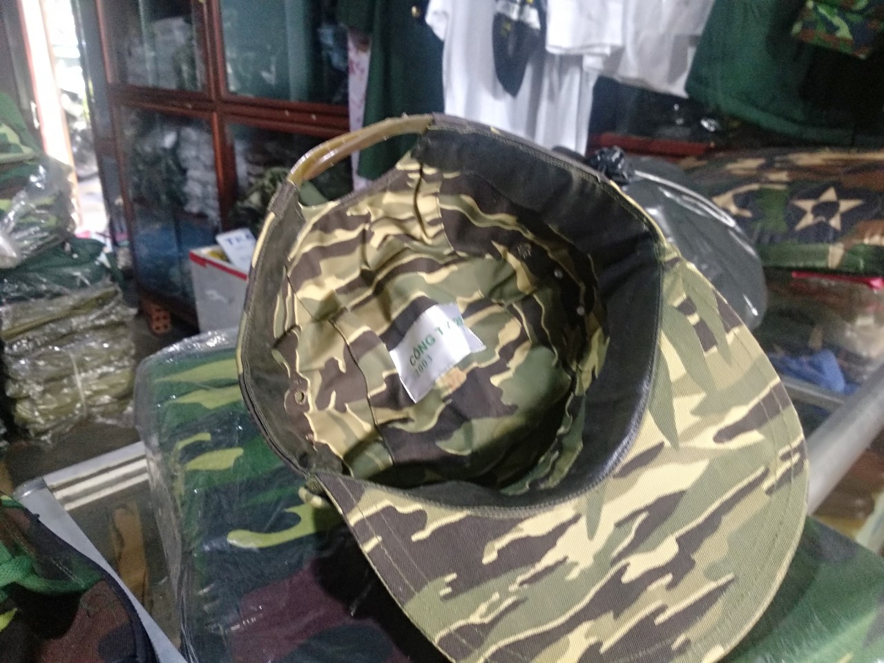 Mũ vải xưa đi rừng, lao động (không sao)