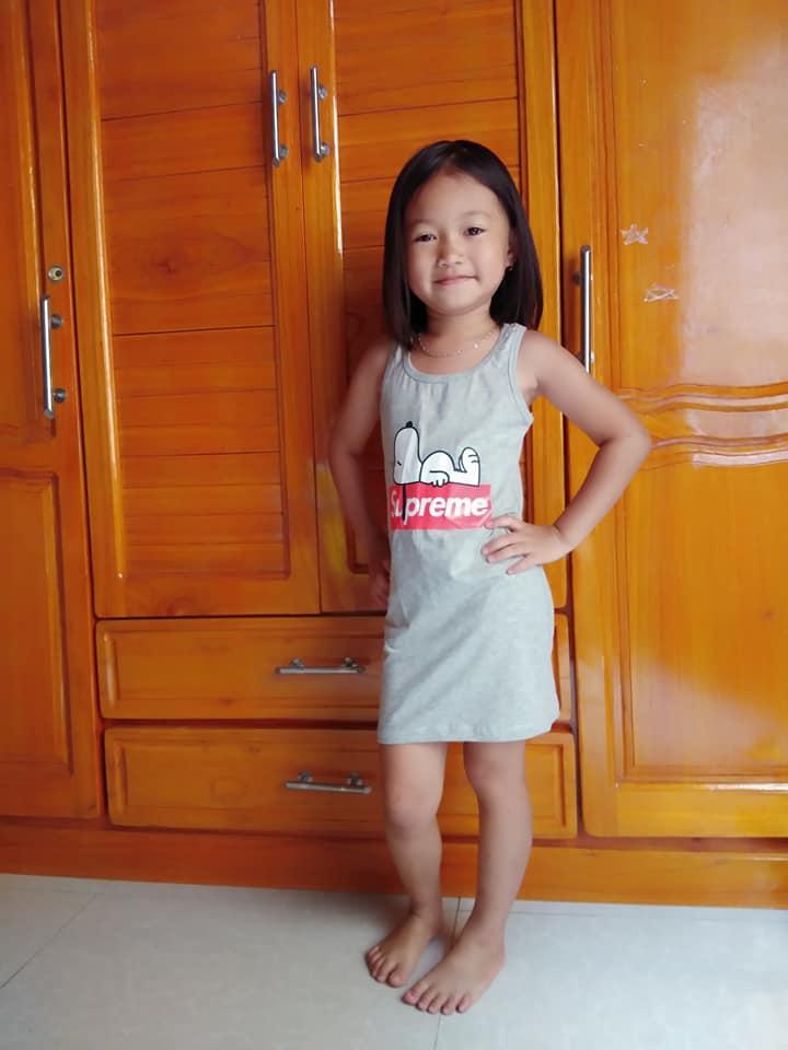 Đầm ôm sát nách bé gái