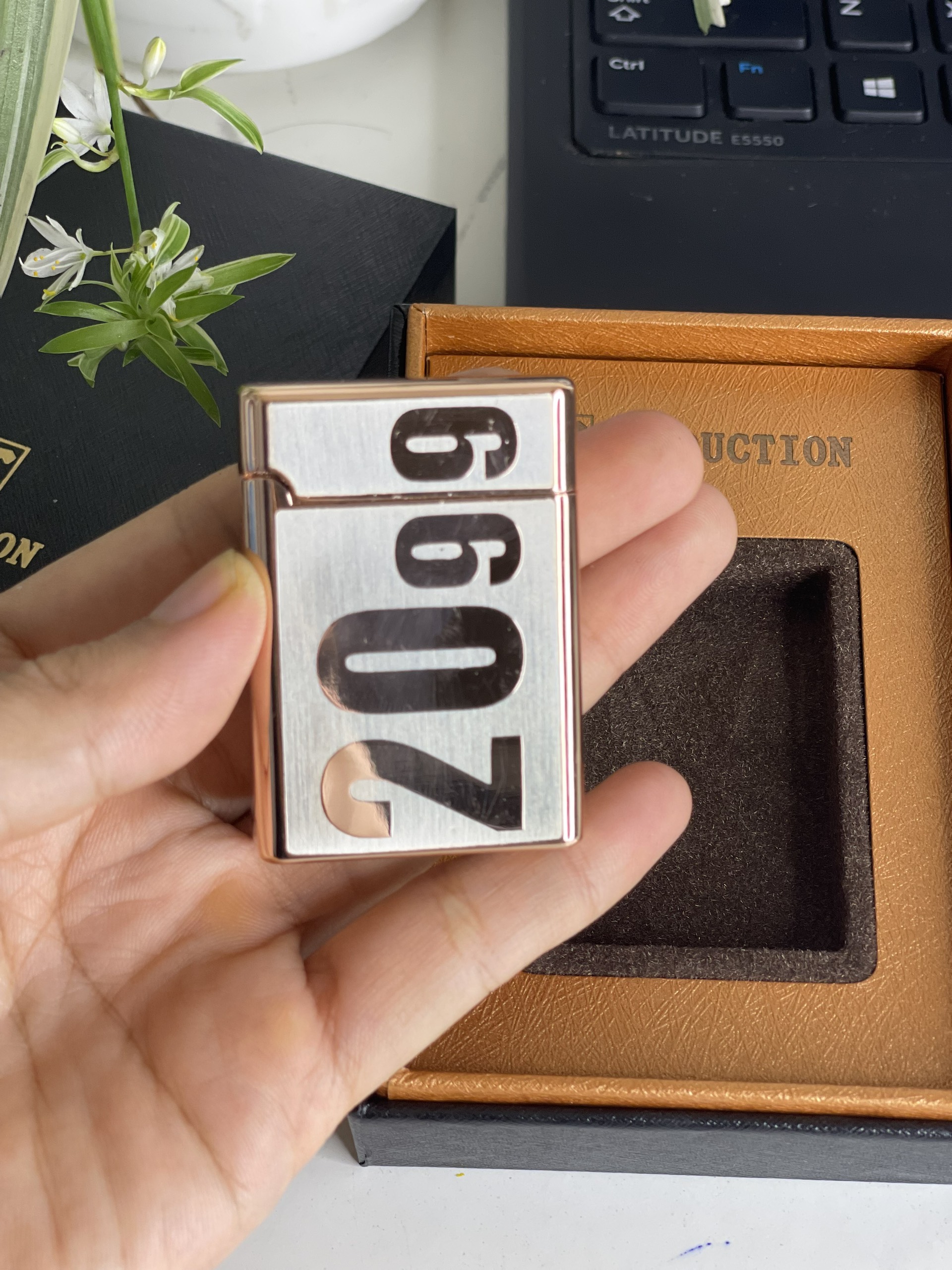 Bật lửa pin 2099 bằng thép nguyên khối fullbox