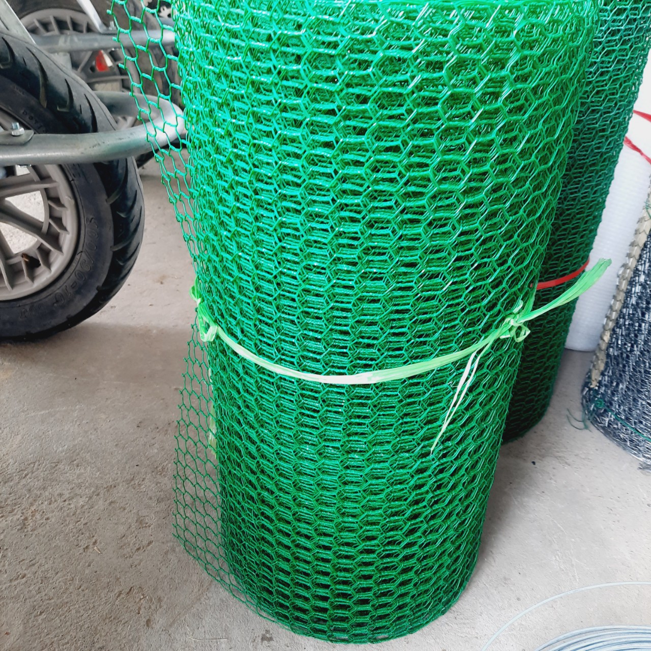 1 cuộn lưới thép mắt cáo bọc nhựa xanh khổ cao 50cm, mắt lưới 1,3cm x2cm nặng 4 kí