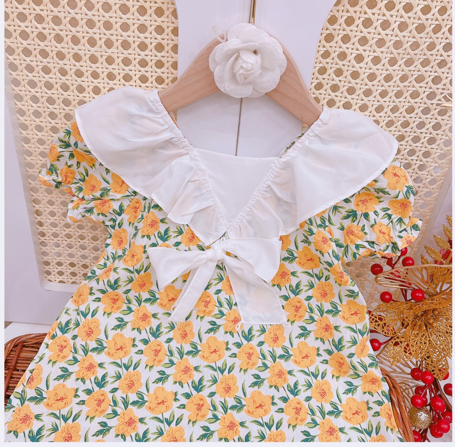 Váy cổ bèo cho bé gái diện hè
