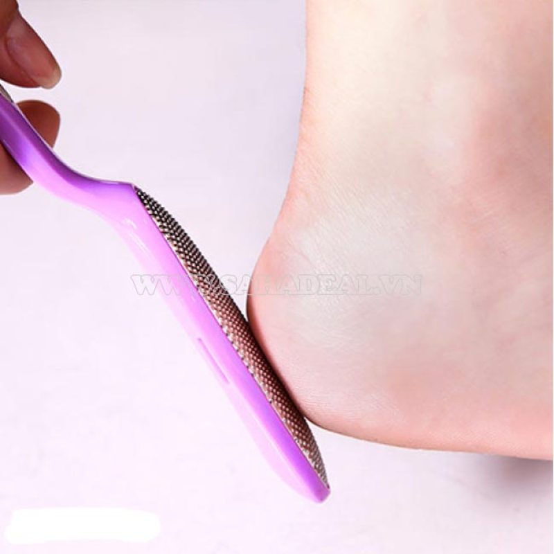 Dụng cụ chà gót chân 2 đầu 2 in 1 kim loại kiêm dũa móng tay