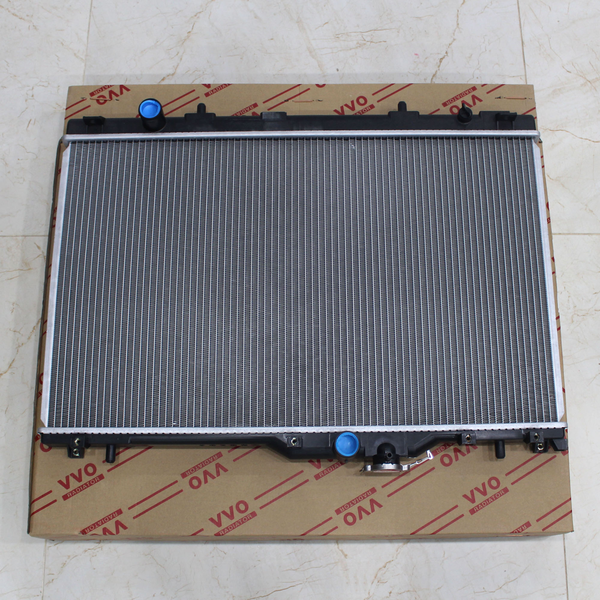 Két nước làm mát Mitsubishi Zinger, số sàn