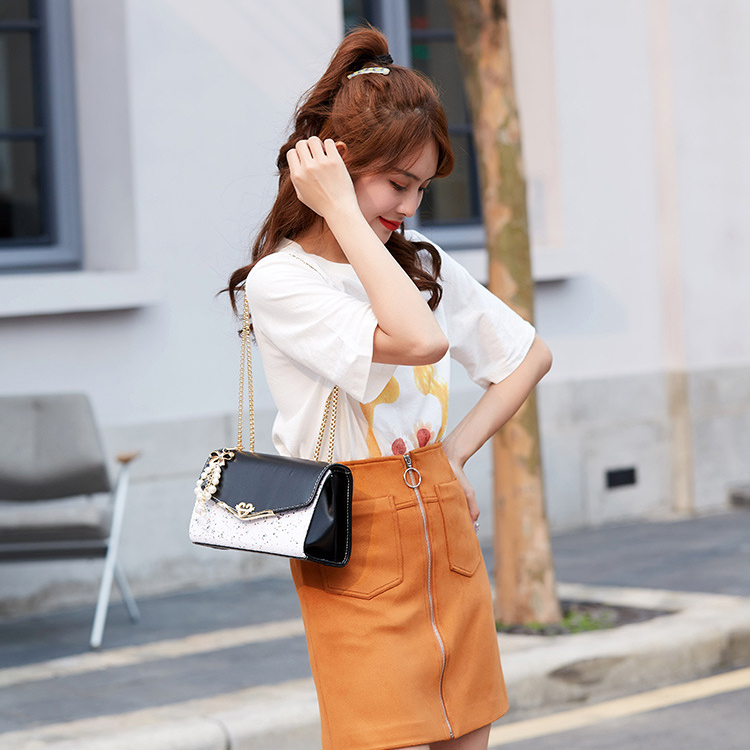 Túi đeo chéo nắp gài T19 khóa trái tim