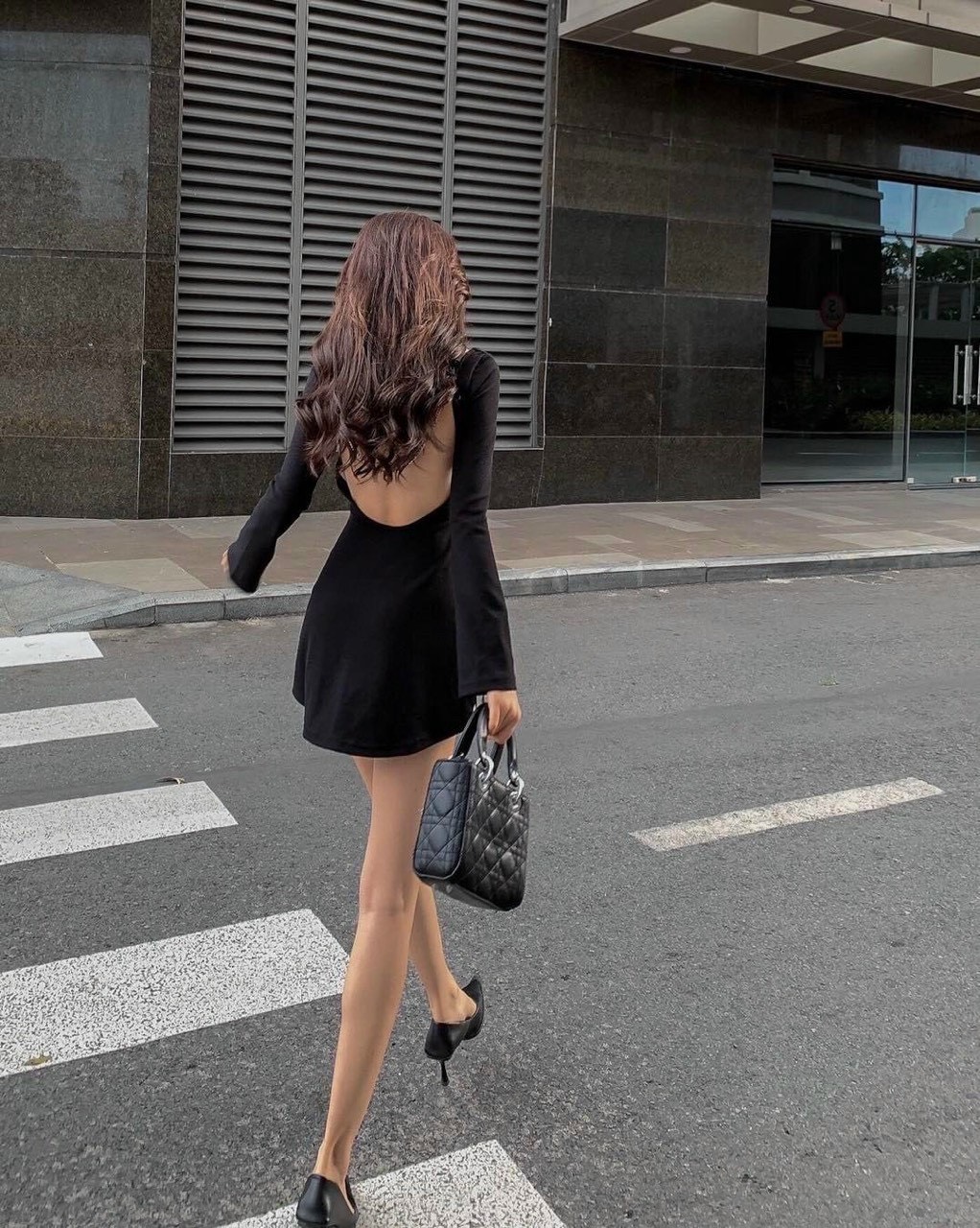 ĐẦM ĐEN CỔ VUÔNG CUTOUT LƯNG