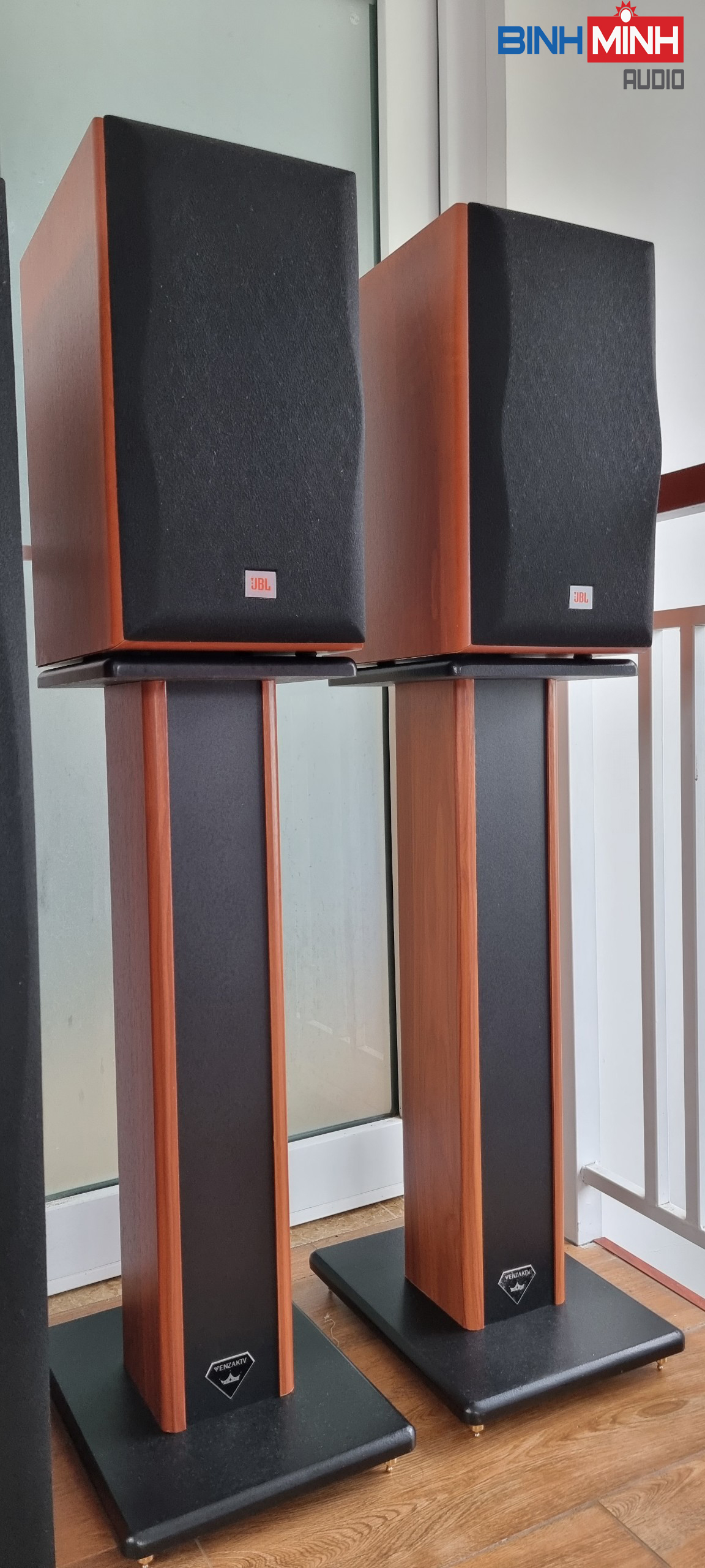 Chân loa gỗ chống rung Venza BM 90 (cao 90cm, có chân đinh)