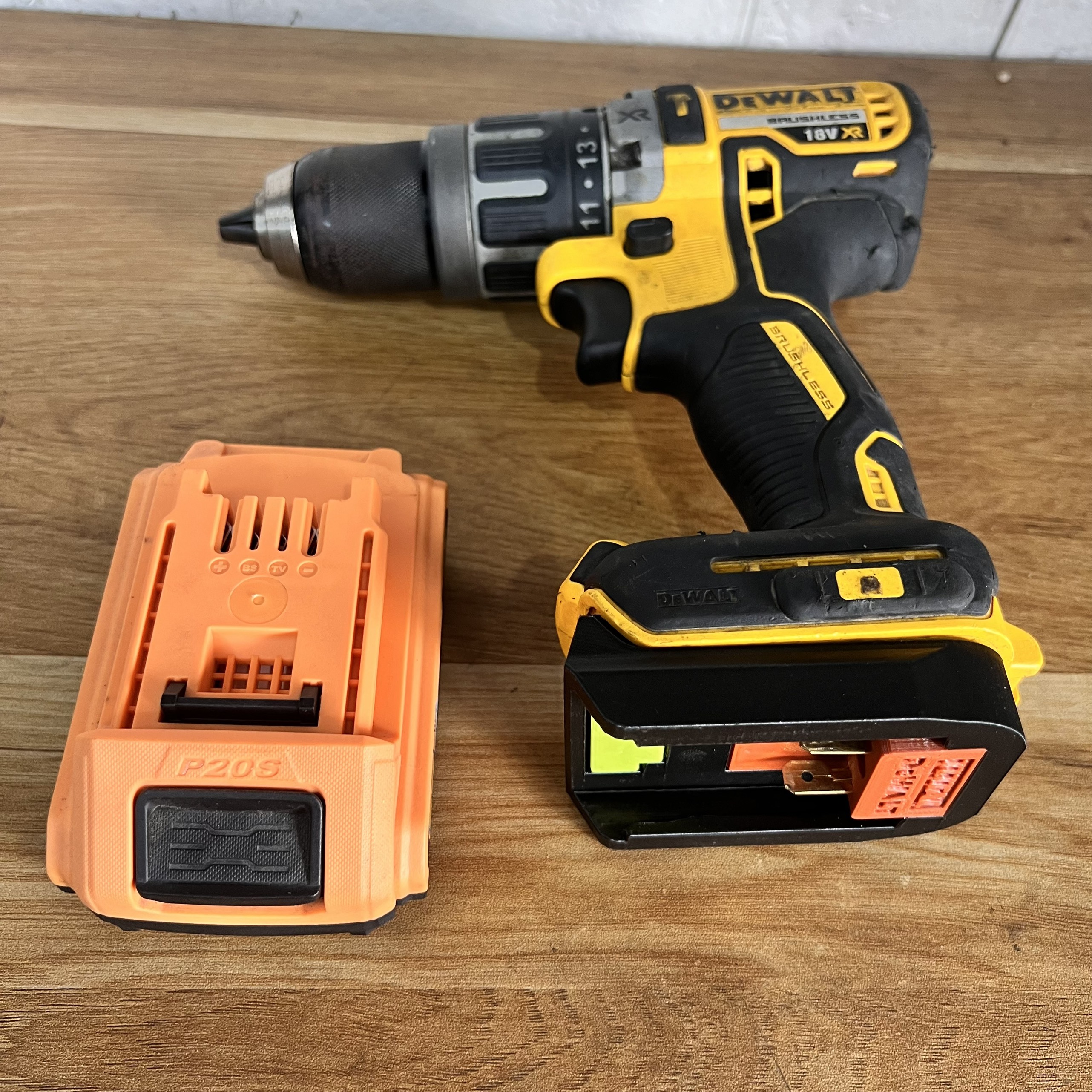 Đế chuyển pin Ingco - Total P20S maxshare dùng cho máy dewalt 20v