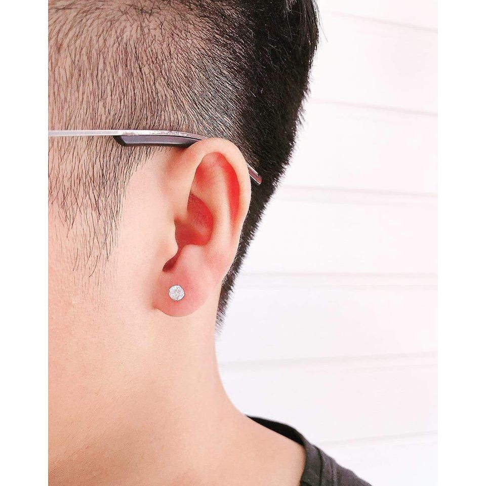1 chiếc nụ tai bạc gắn đá đen, trắng