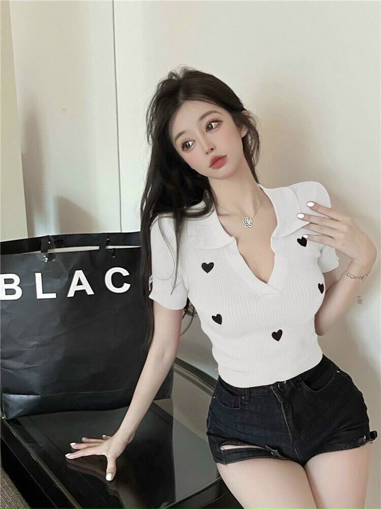 Áo croptop gân cổ bẻ xẻ V hình tim