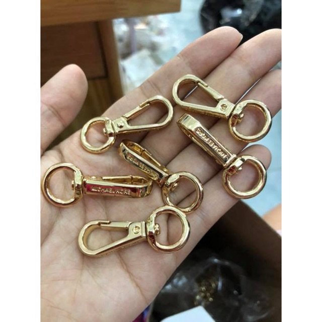 Càng cua MK gắn túi xách 15k/cặp