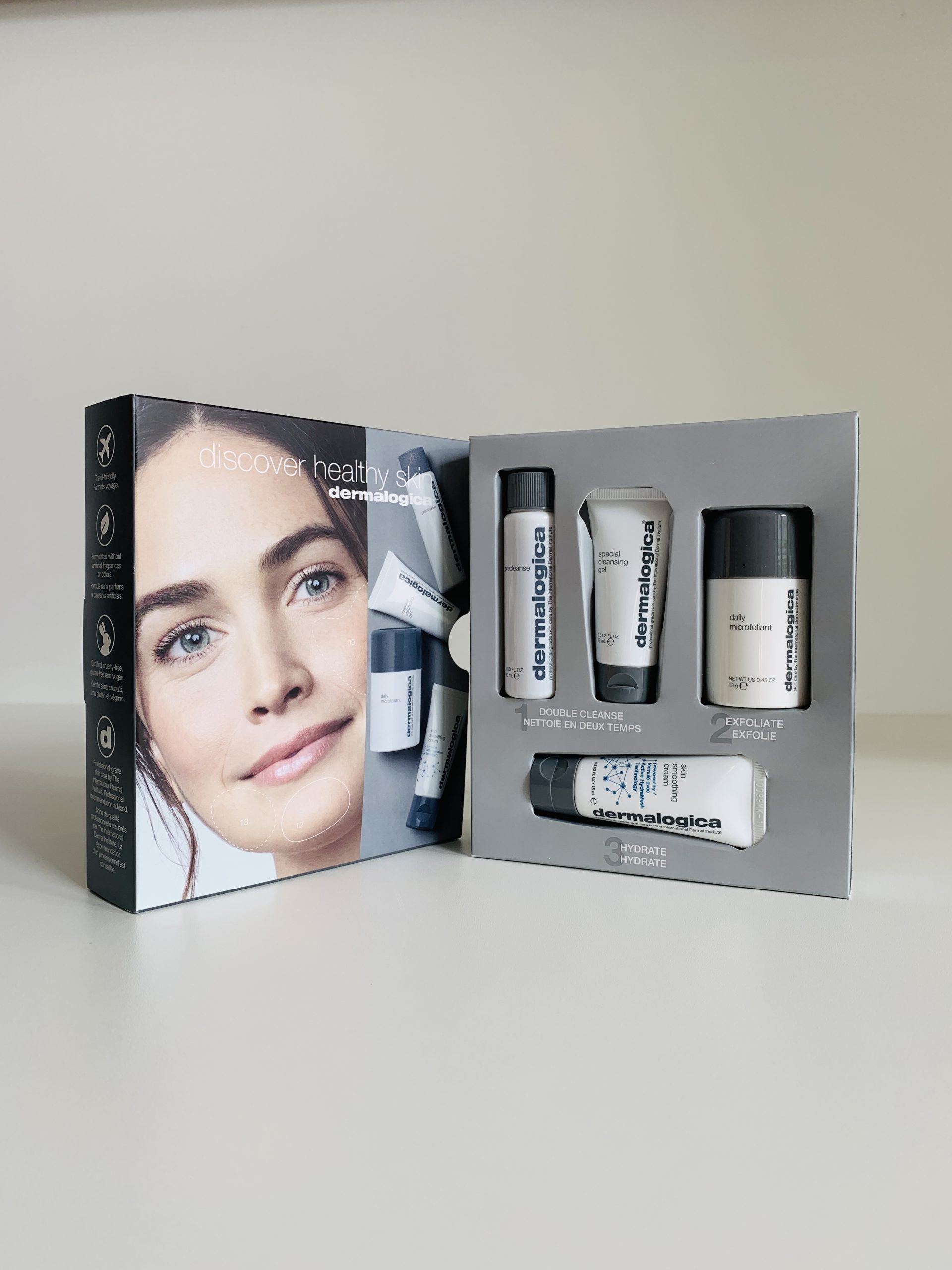 Bộ skincare gồm tẩy trang, sữa rửa mặt, tẩy tế bào chết và kem dưỡng