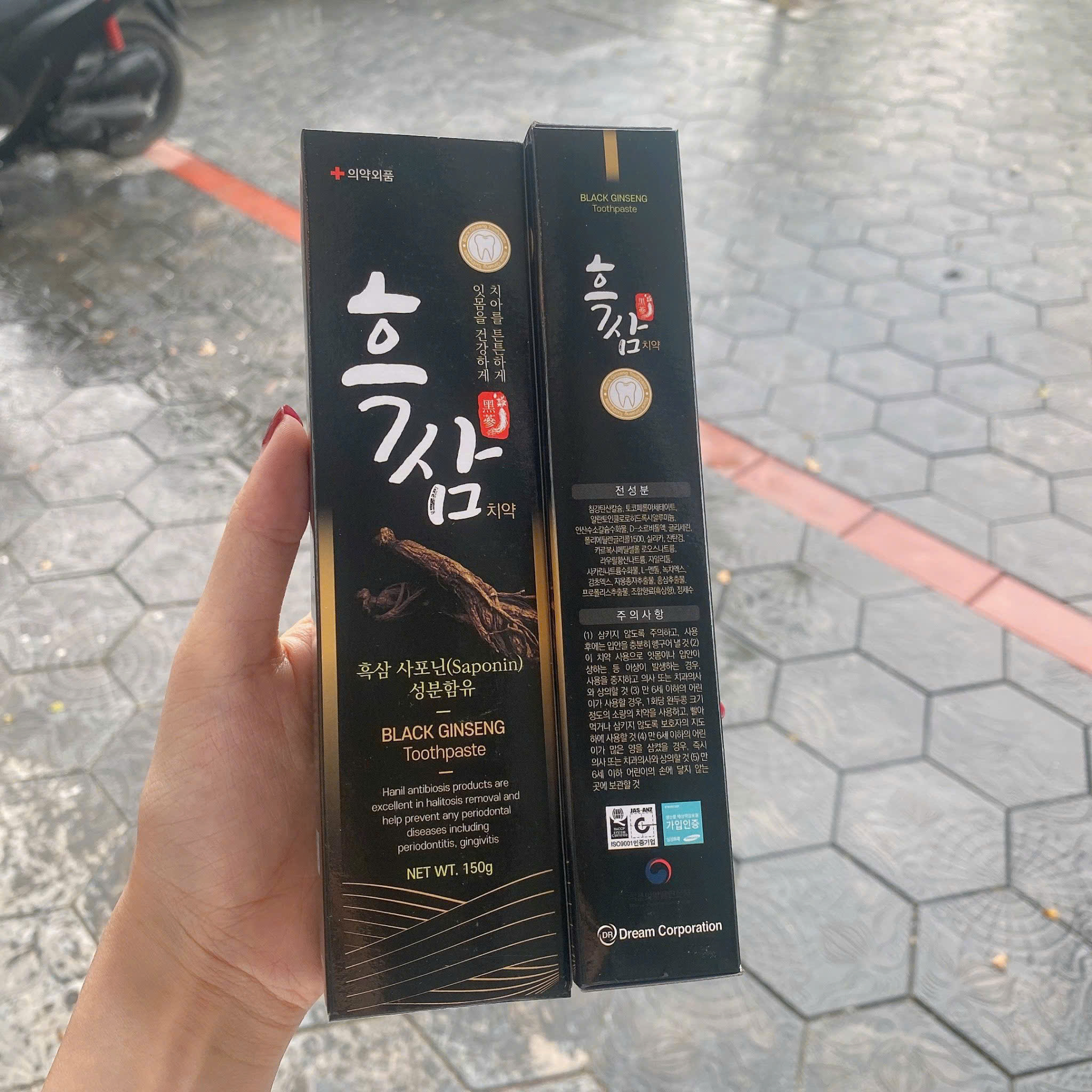 KEM ĐÁNH RĂNG HẮC SÂM HÀN QUỐC 150ML