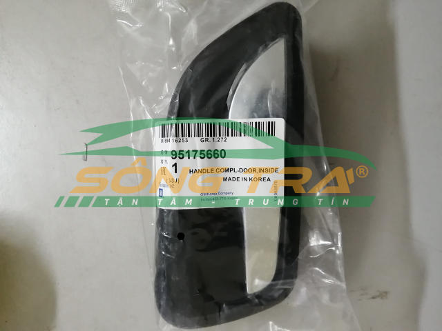 Tay mở cửa trong daewoo lacetti b&ecirc;n phải