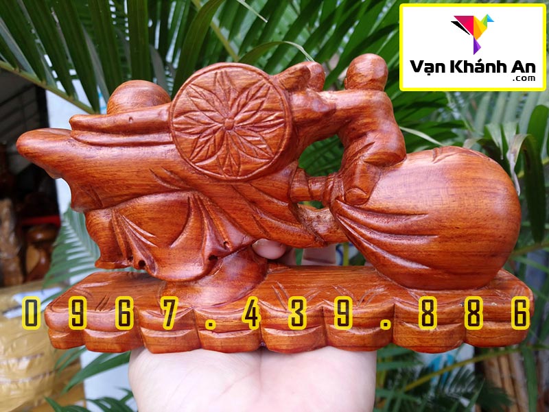 Tượng để xe ô tô bằng gỗ