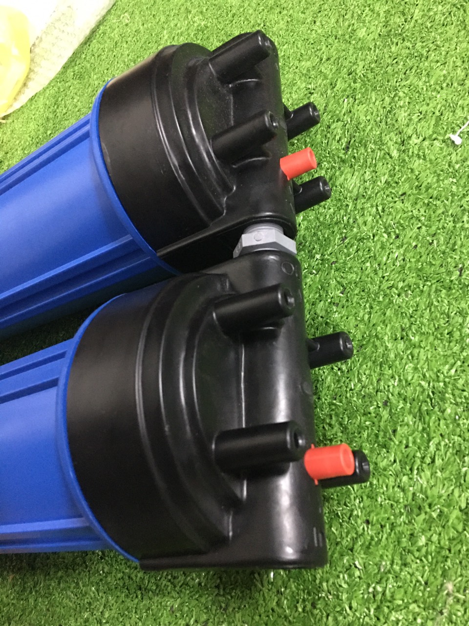 (HCM) Bộ 2 Cốc Lọc Đầu Nguồn Ren 21-(2 Cốc Lọc Ren 21, 2 Lõi Lọc, Giá Treo, Tay Vặn, Nối Ren 21, Vít)