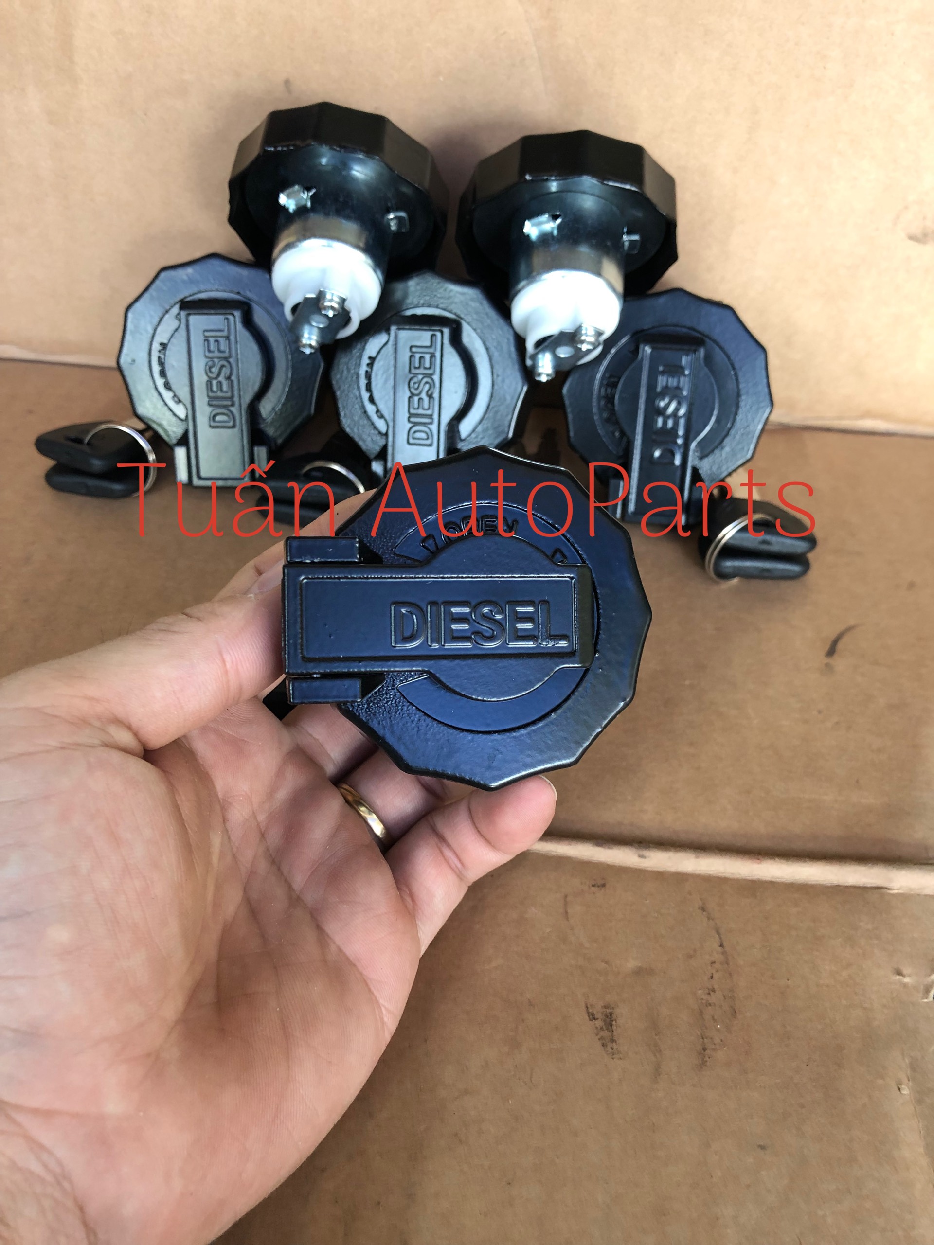 Nắp thùng dầu isuzu 5 tấn, isuzu qkr, npr isuzu 1 tấn 4 isuzu 1 tấn 9