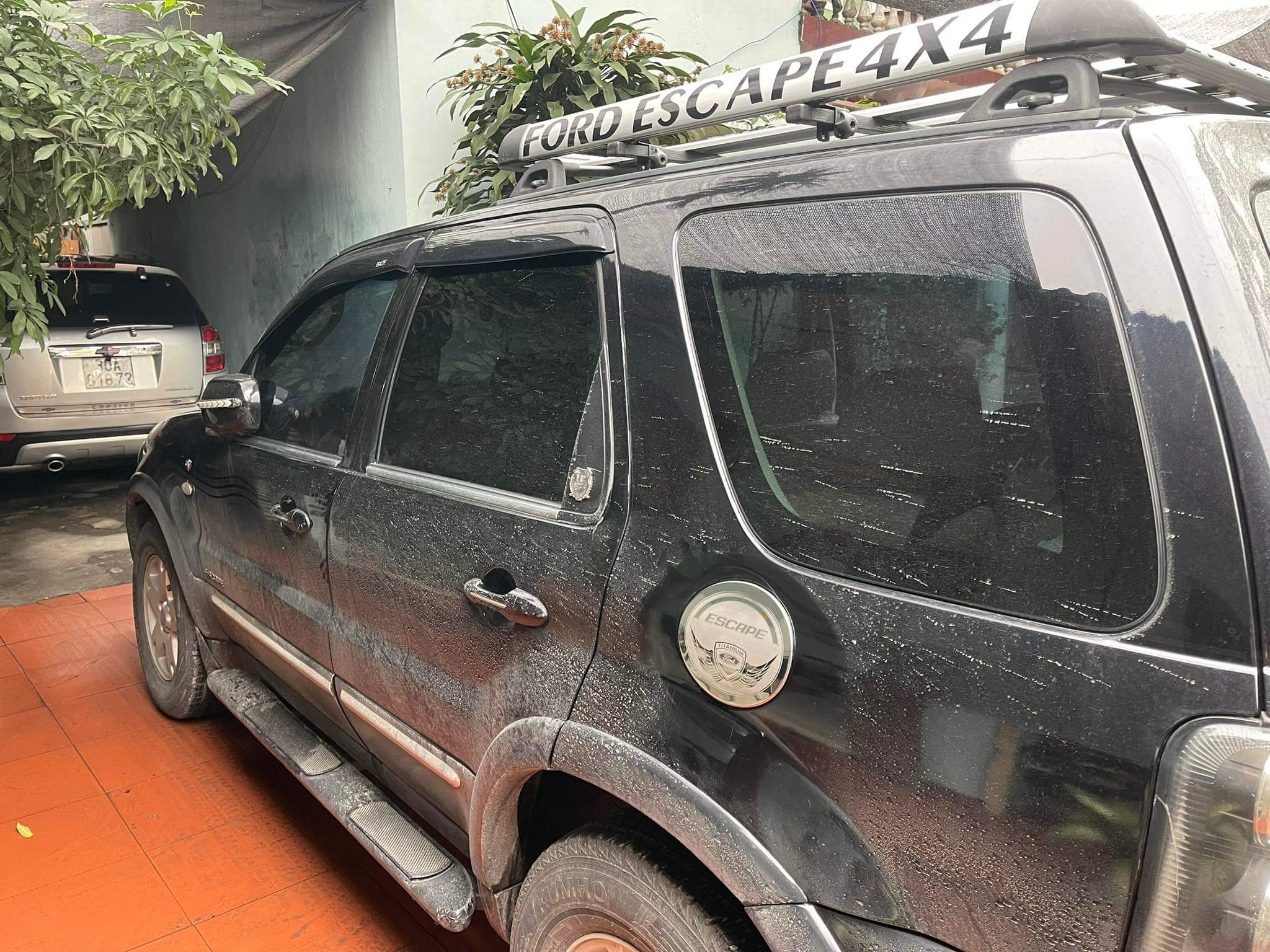 Ốp INOX nắp bình xăng FORD Escape