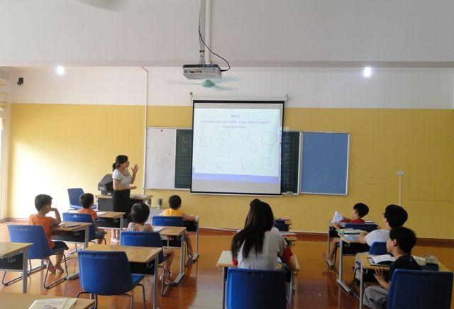 Màn chiếu kéo tay Apollo Dalite 1m8 x 1m8