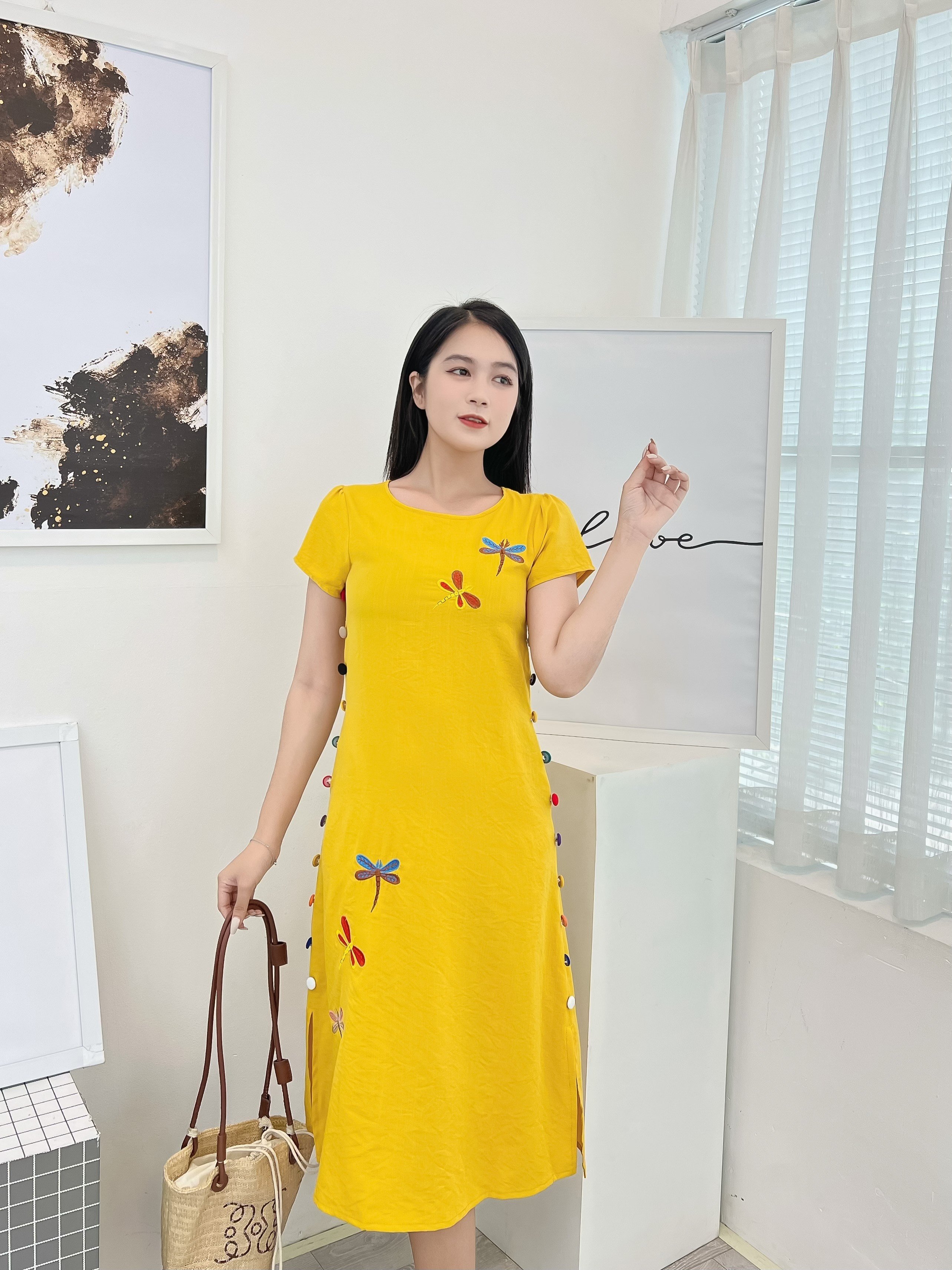 Đầm suông thêu chuồn chuồn phối nút bọc K218