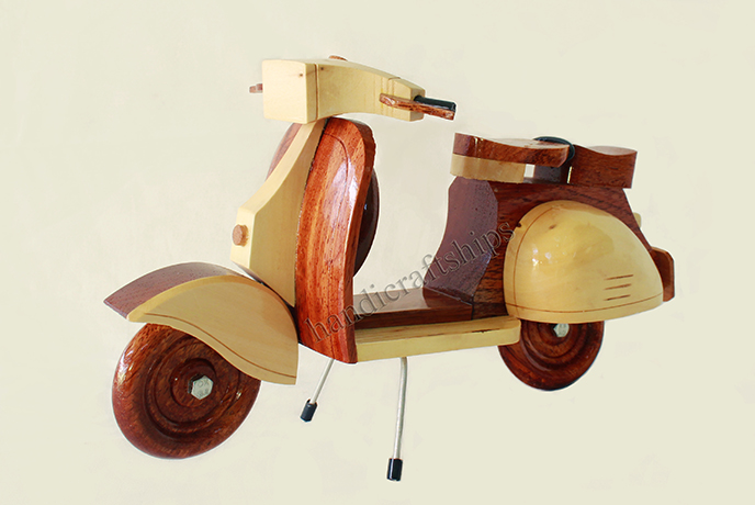 Xe máy gỗ, xe Vespa trang trí (dài: 20cm)