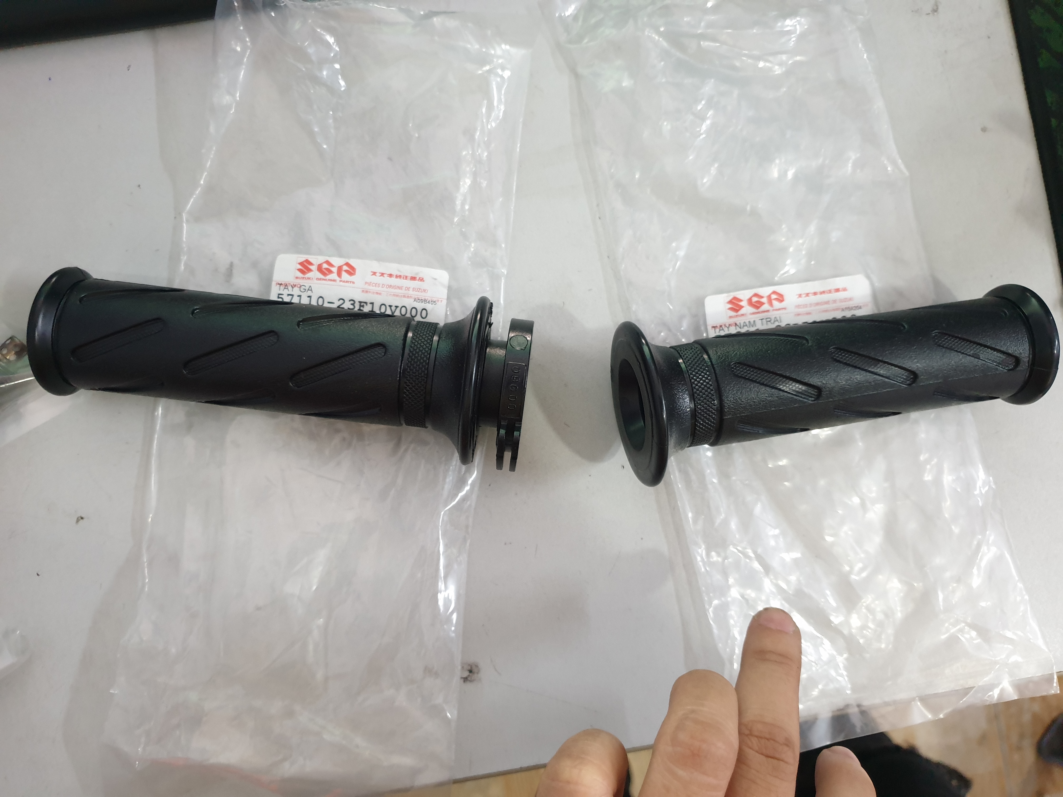 tay ga vs tay nắm dòng xe suzuki shogun, axelo vs xbike