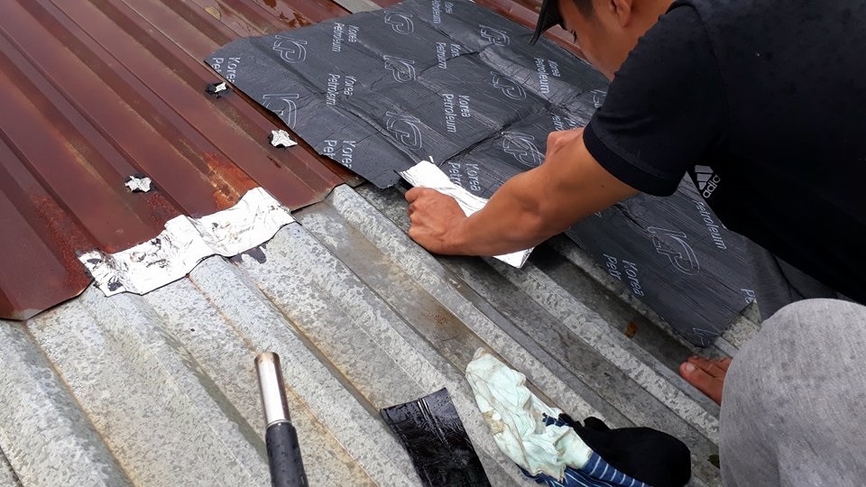 (Khổ cao 1m x Rộng từ 10cm đến 90cm)TẤM KEO DÁN CHỐNG THẤM ,CHỐNG DỘT MÁI TÔN (lOẠI 1)