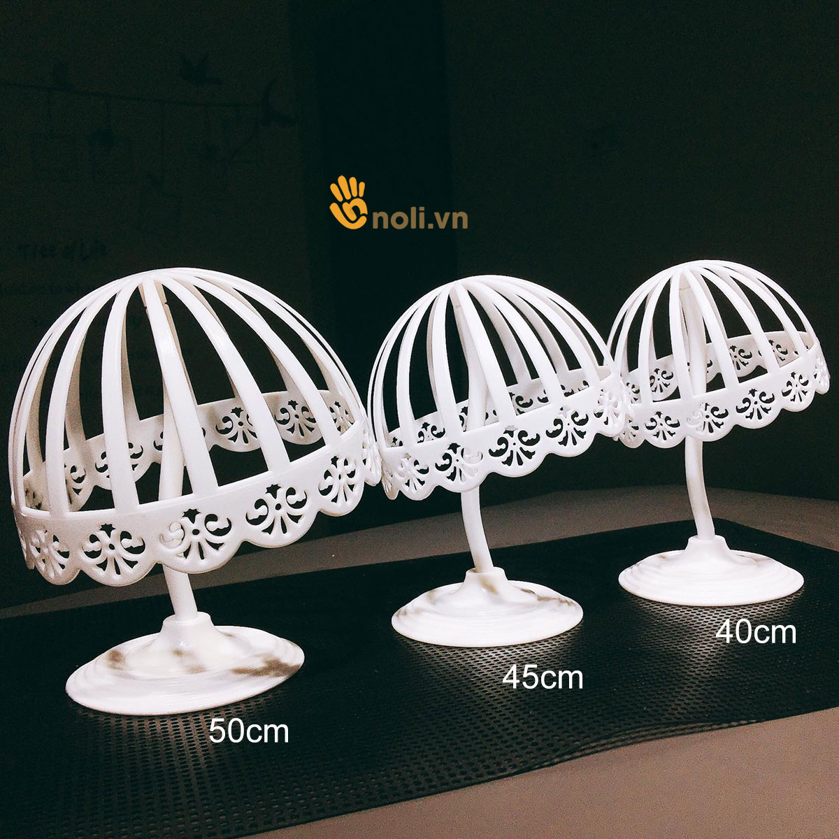 Hat holder to shape form the hat