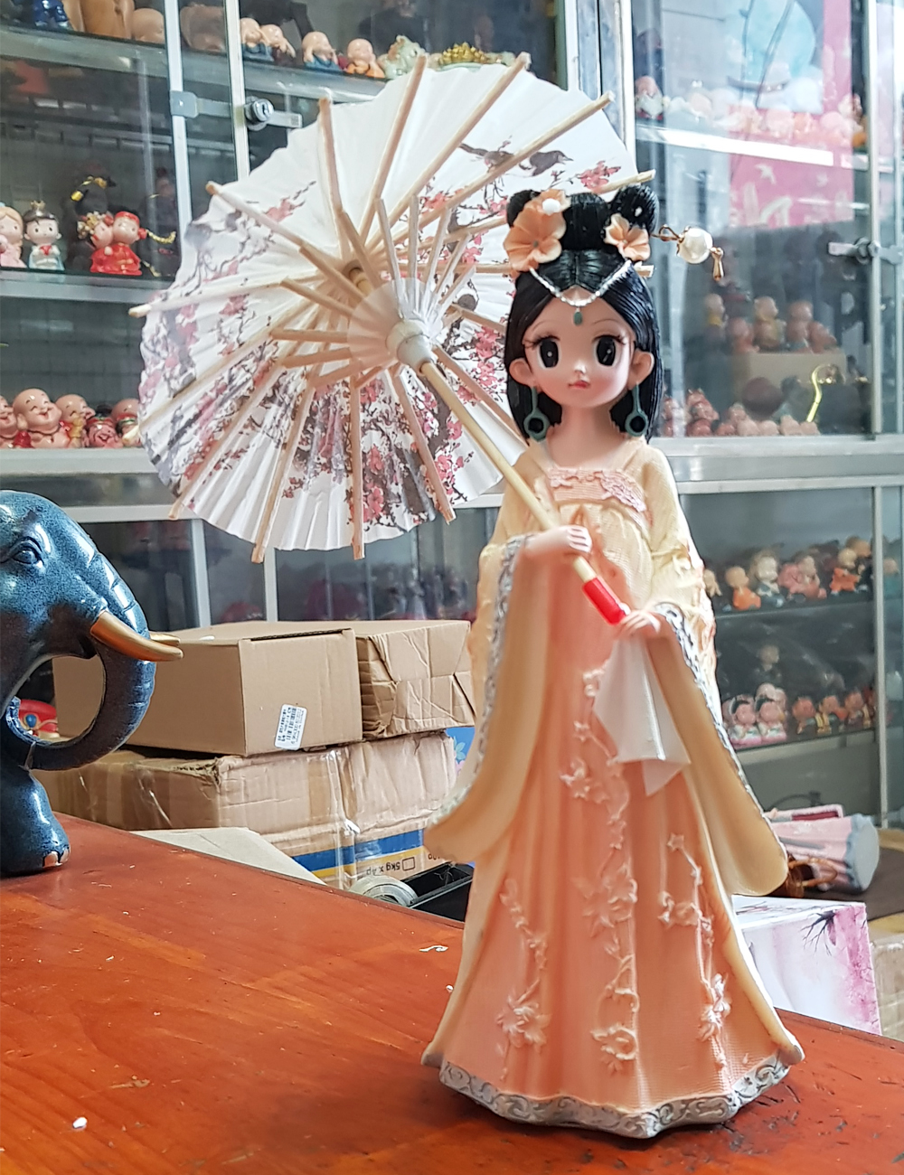 Tượng chibi thiếu nữ cổ trang che ô 3D sinh động 25cm