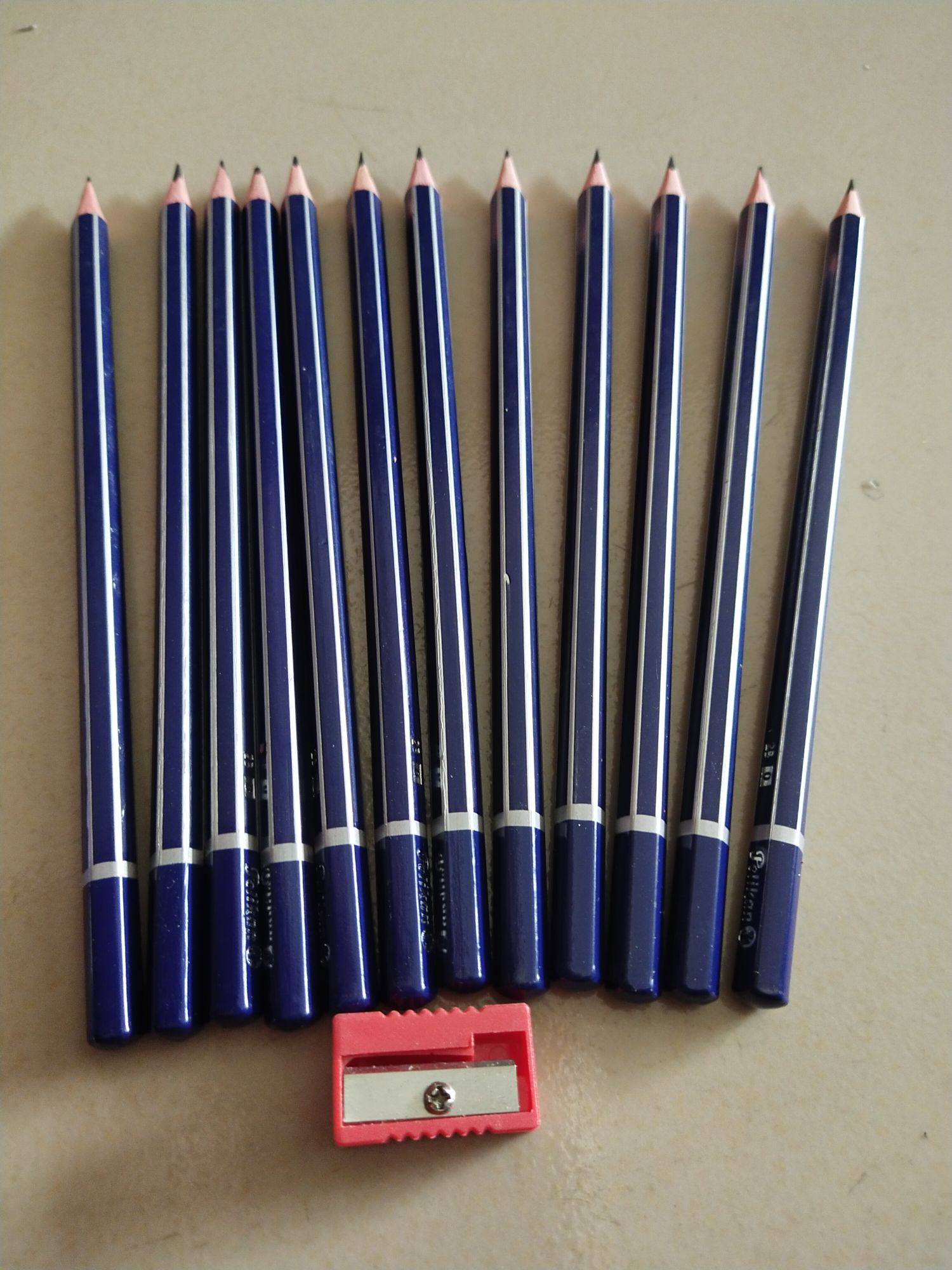 bút chì pelikan 2B