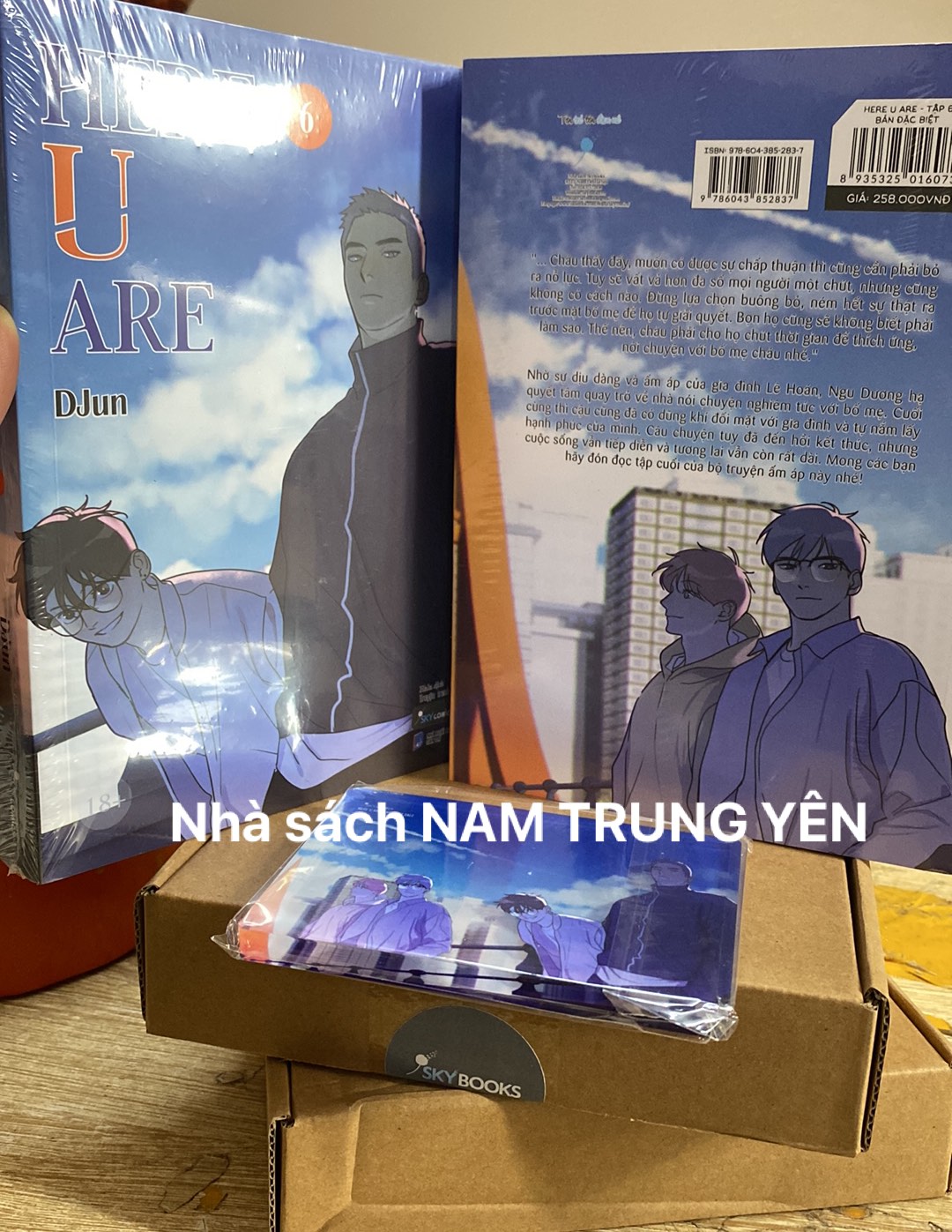 Phụ kiện here u are standee chibi 2 mảnh + truyện tranh heru u are tập 6 - djun