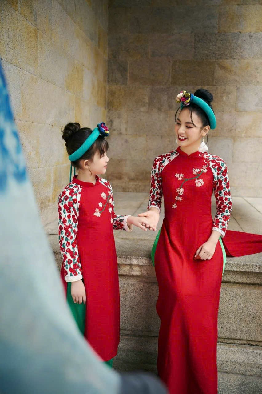 Set áo dài cho mẹ và bé phối tay hoa