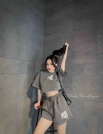 [HCM]SÉT BỘ ĐÙI ÁO CROPTOP IN CHỮ WANG