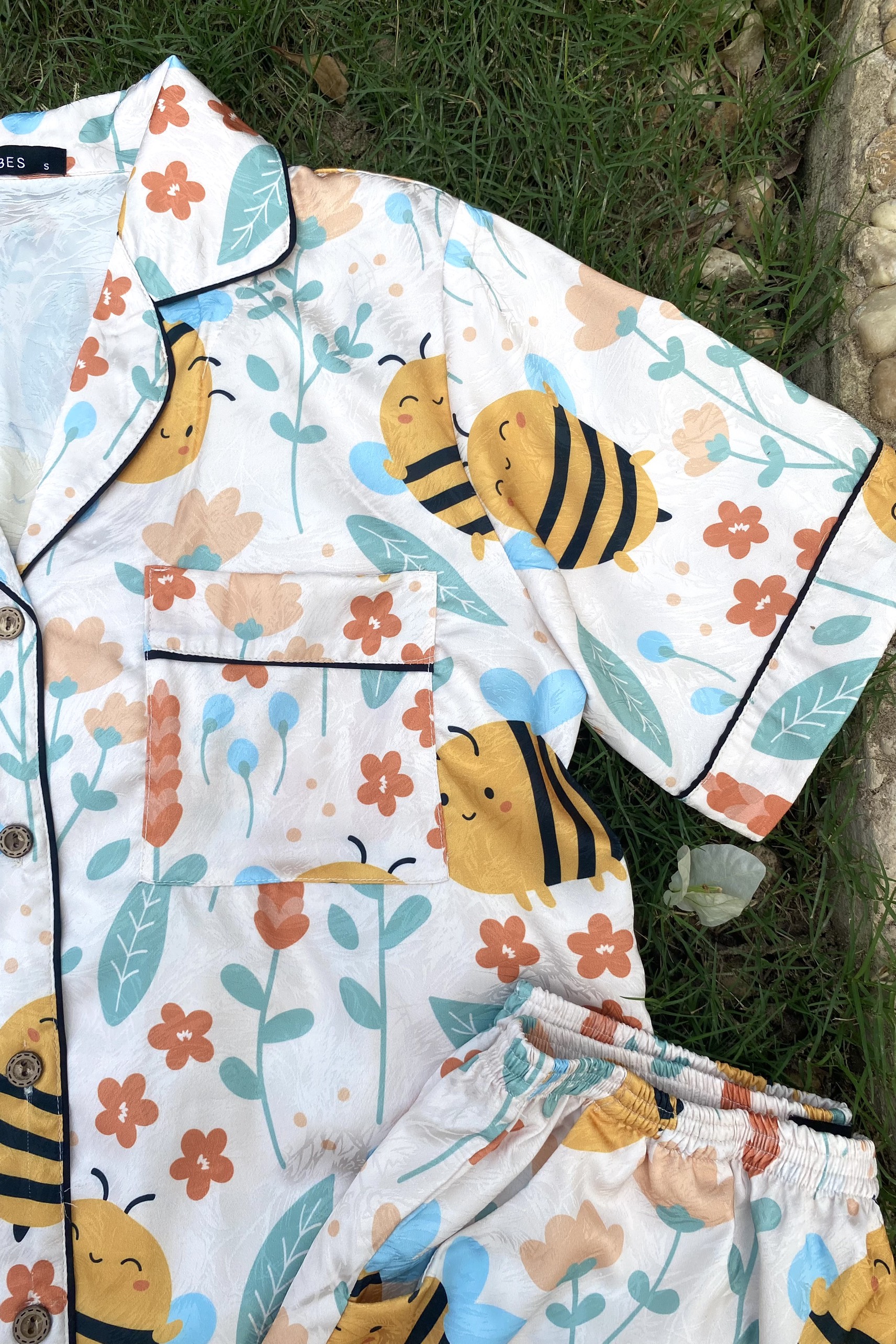 VIBES Bộ pijama ngắn lụa gấm cao cấp Bee Py Set