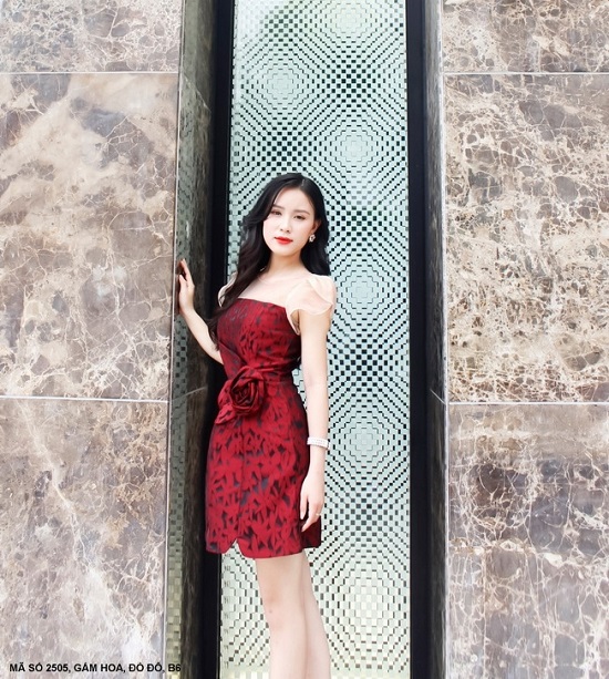 ĐẦM GẤM HOA PHỐI VOAN LƯỚI ĐÍNH HOA HỒNG BÊN EO