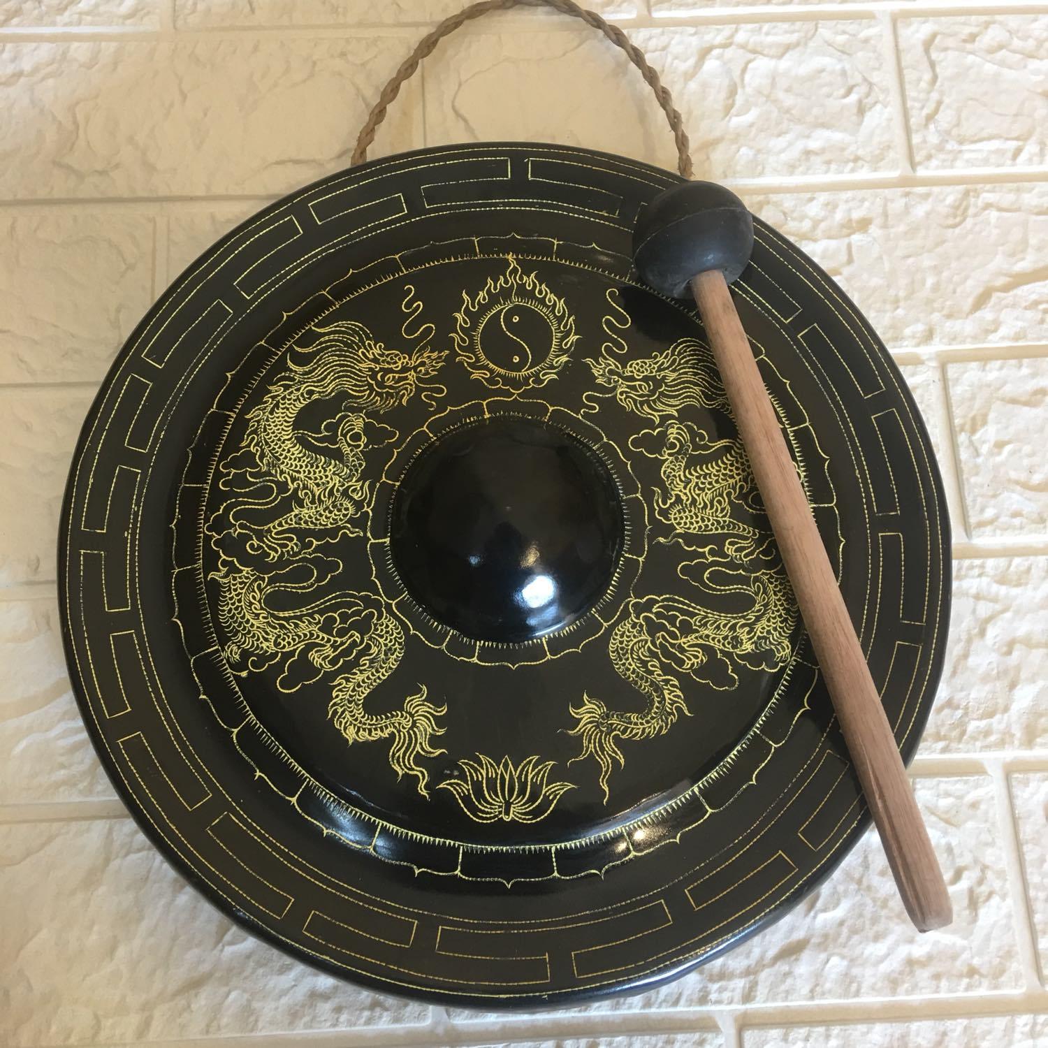 Chiêng đồng màu hun đen chạm hoa văn song long trầu nguyệt