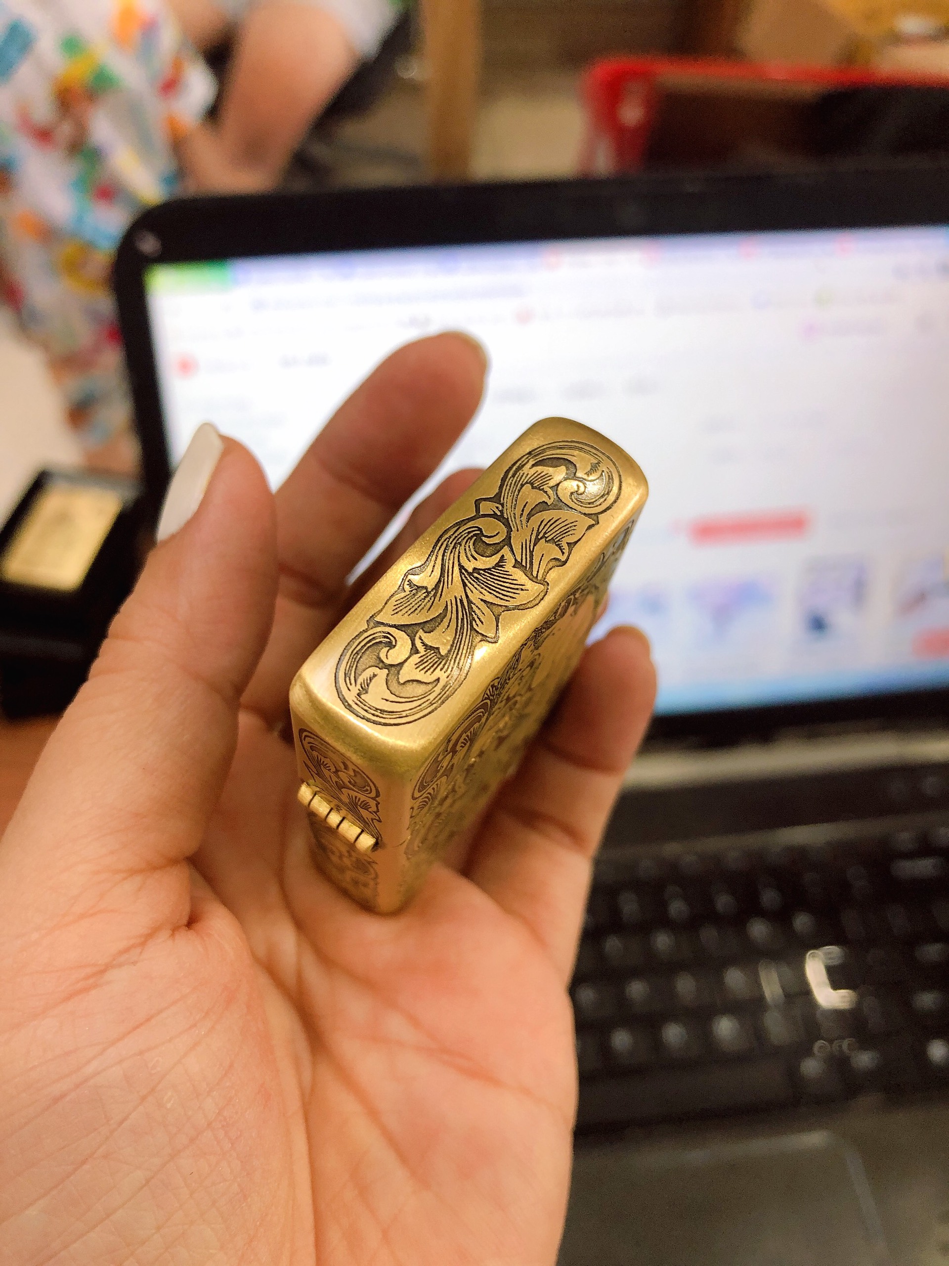 Bật Lửa Zippo khắc 5 MẶT HÌNH THIẾU NỮ, HÀNG LOẠI 1 VỎ BẰNG ĐỒNG CÓ DÁN TEM ĐỎ